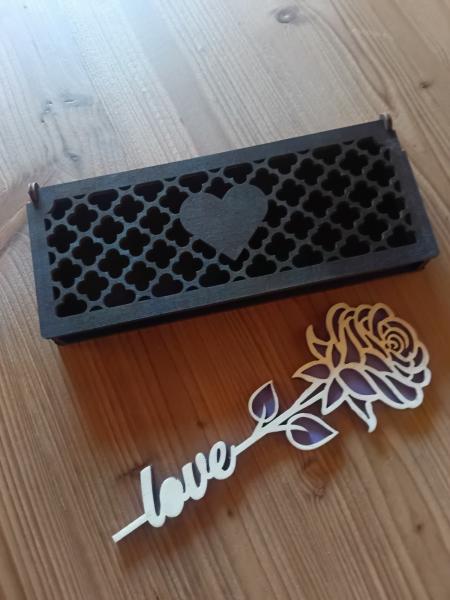 Holzbox mit Herz und Rose mit Love